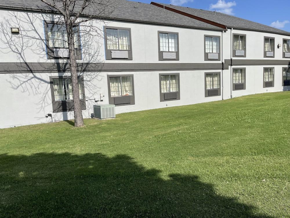 Quality Suites I-44 Талса Экстерьер фото